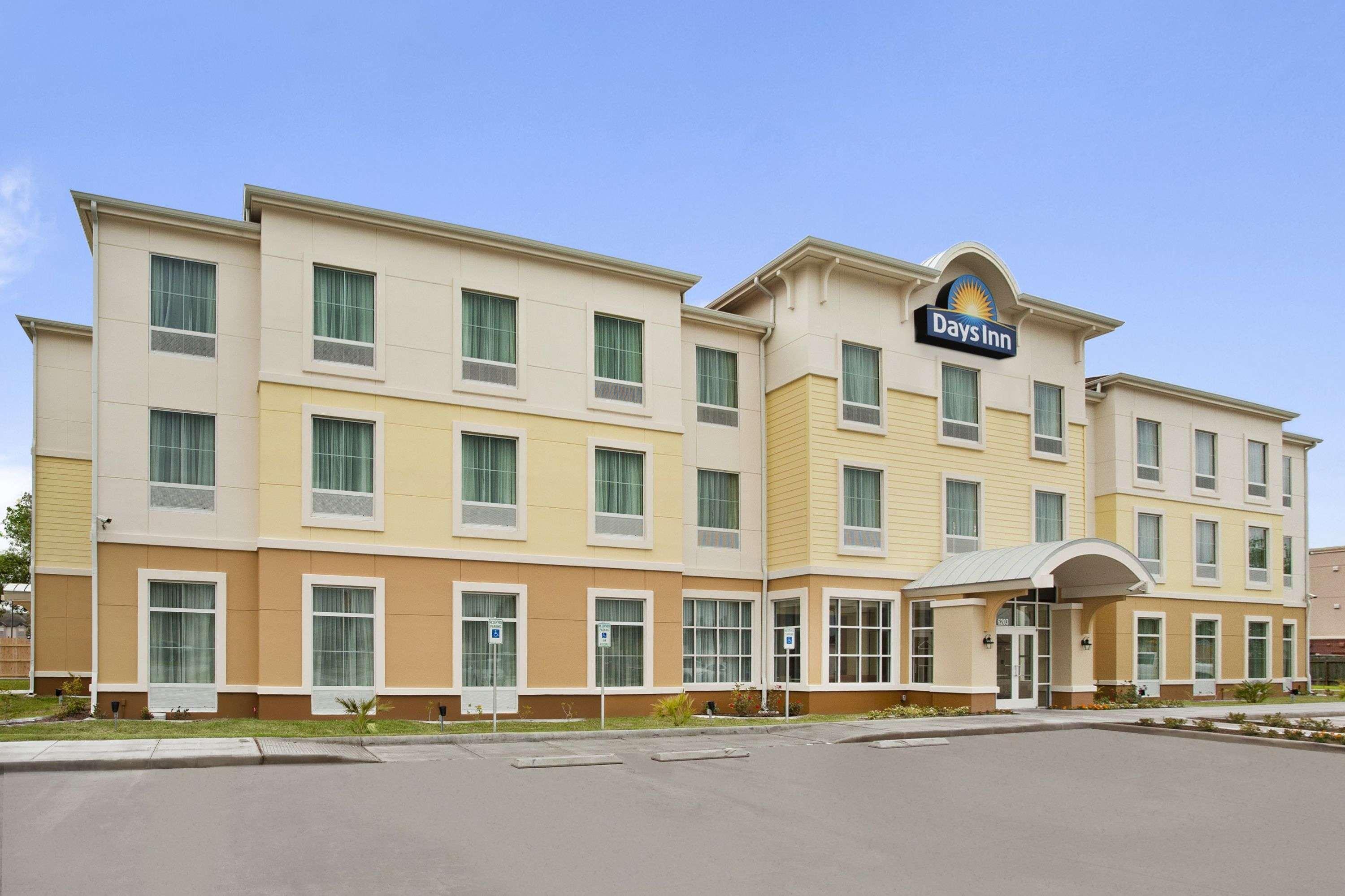 Days Inn By Wyndham Victoria Exterior photo